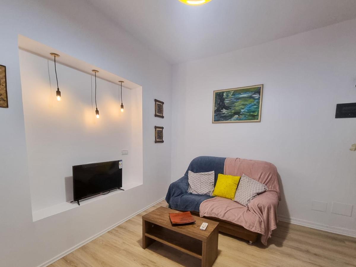 Cozy Apartment In City Center Tirana Exterior photo